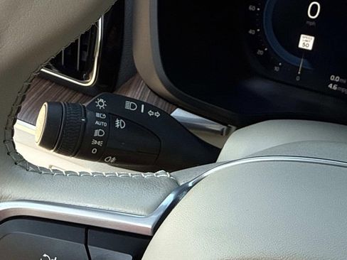 Used 2022 Volvo XC60 B5 Momentum w/ Climate Package image 42