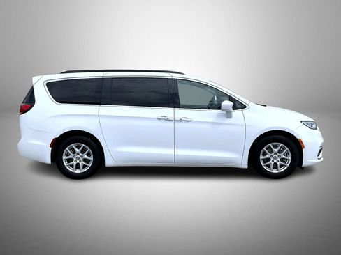 Used 2022 Chrysler Pacifica Touring-L FWD image 4
