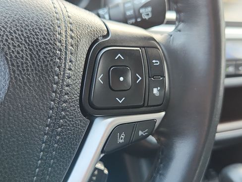 Used 2019 Toyota Highlander Plus AWD/4WD image 23