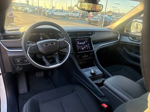 Certified 2024 Jeep Grand Cherokee Laredo w/ Luxury Tech Group I image 16