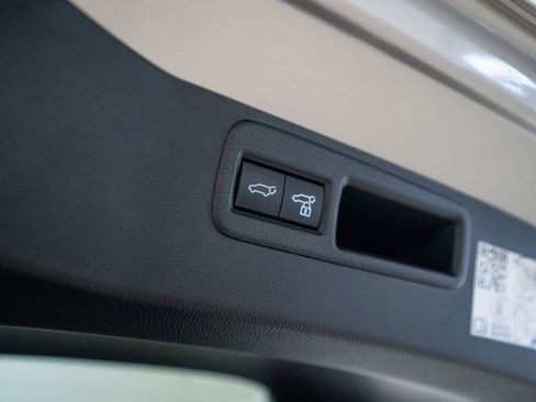 Used 2023 Toyota Venza LE image 37