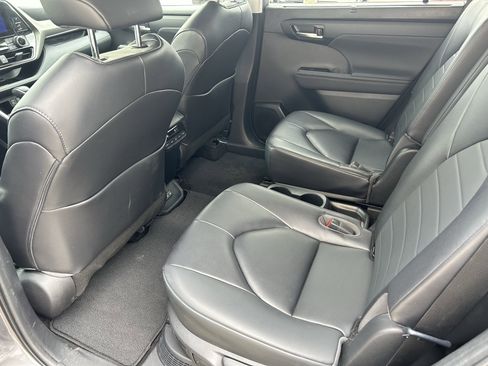 Used 2023 Toyota Highlander XLE AWD/4WD image 19