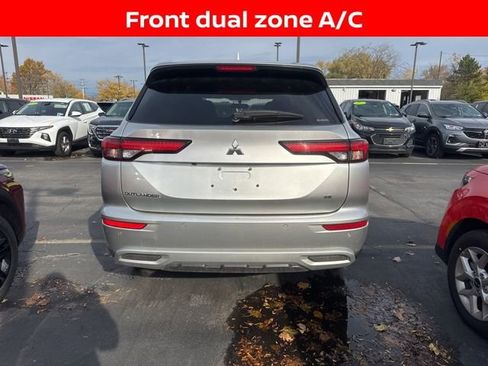 Used 2024 Mitsubishi Outlander SE image 3