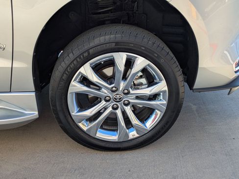 Used 2024 Toyota Sienna Platinum FWD image 12