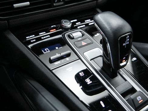 Certified 2023 Porsche Cayenne Platinum Edition AWD/4WD image 28