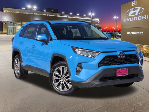 Used 2021 Toyota RAV4 XLE Premium image 3