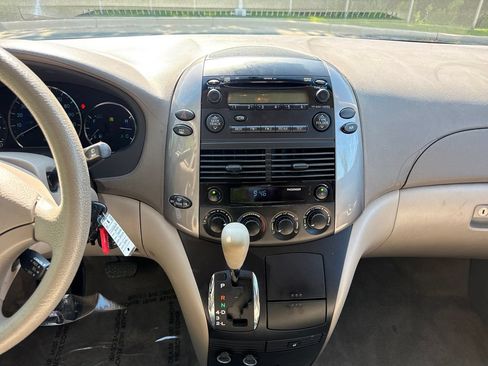 Used 2010 Toyota Sienna LE FWD image 18