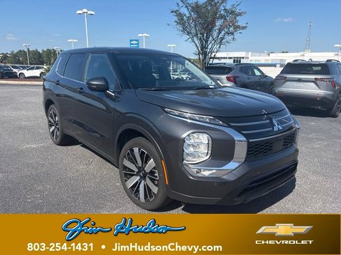 Used 2025 Mitsubishi Outlander SE FWD image 1