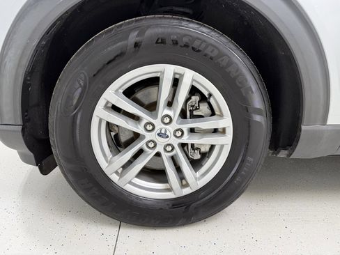 Used 2020 Ford Explorer XLT w/ Equipment Group 202A image 9