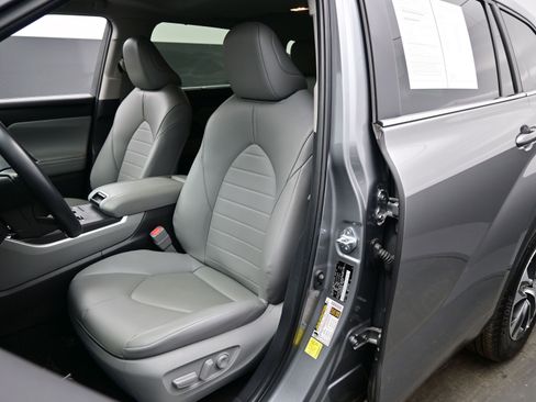 Used 2025 Toyota Highlander XLE image 12