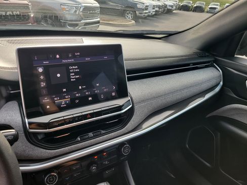 Used 2023 Jeep Compass Sport image 19