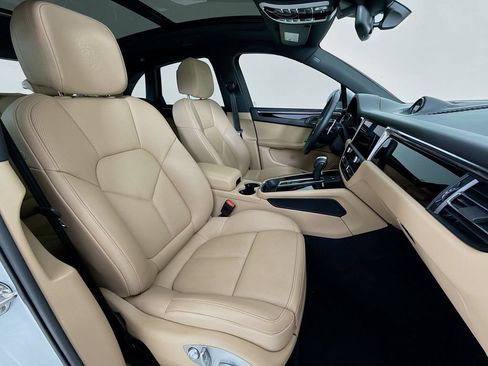 Certified 2025 Porsche Macan AWD/4WD image 30