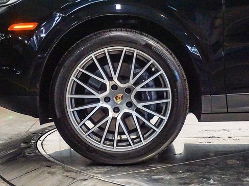 Used 2022 Porsche Cayenne Platinum Edition image 9