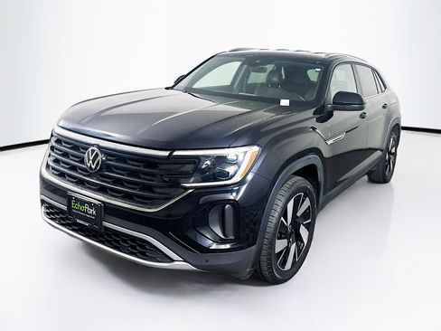 Used 2025 Volkswagen Atlas Cross Sport SE image 3