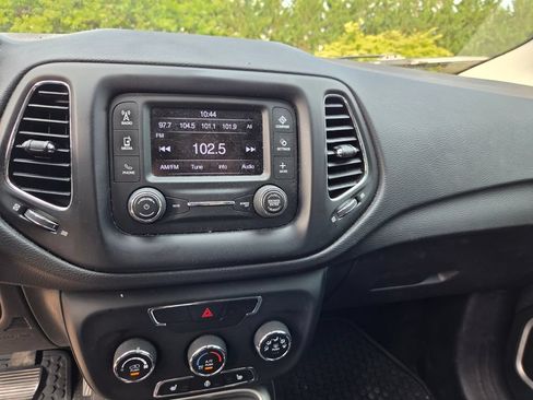 Used 2018 Jeep Compass Latitude w/ Cold Weather Group AWD/4WD image 18