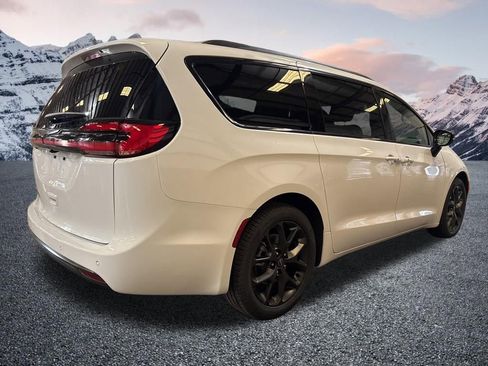 New 2026 Chrysler Pacifica Select w/ S Appearance Package FWD image 5