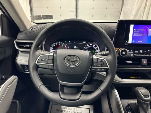 Used 2025 Toyota Highlander XLE image 18