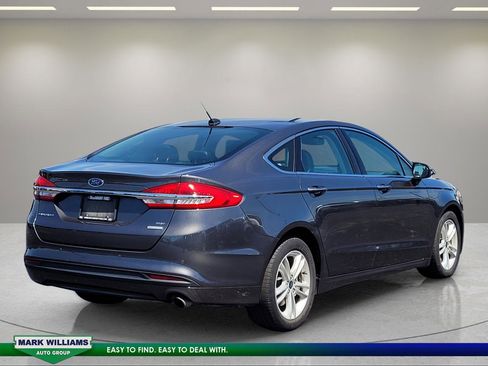 Used 2018 Ford Fusion SE w/ Fusion SE Technology Package FWD image 4