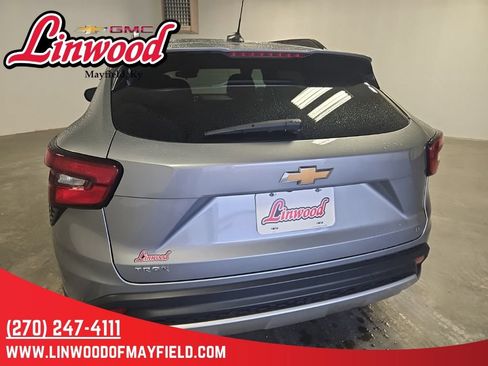 Used 2025 Chevrolet Trax LT FWD image 4
