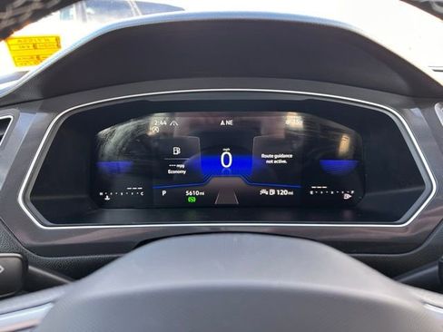 Used 2024 Volkswagen Tiguan SE image 25