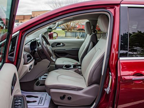 Used 2019 Chrysler Pacifica Touring-L image 12