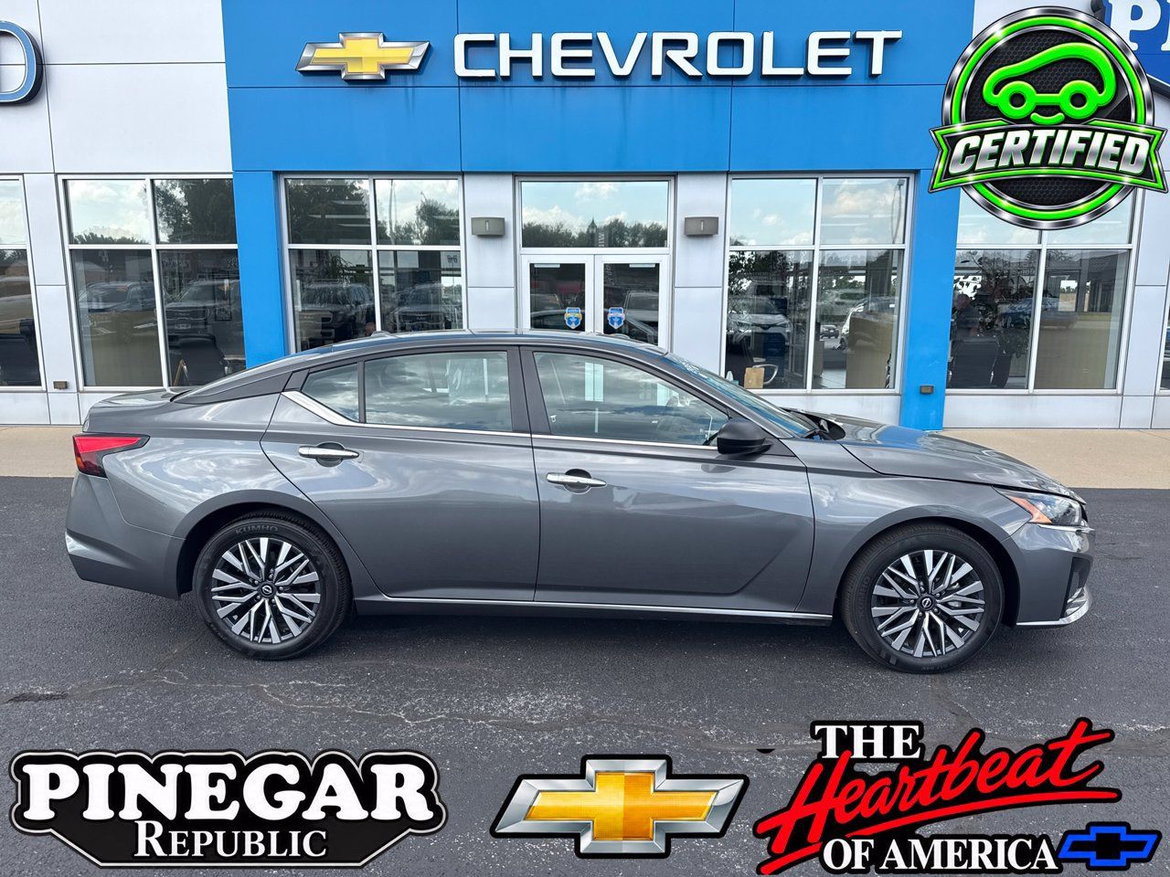Used 2025 Nissan Altima 2.5 SV FWD image 1
