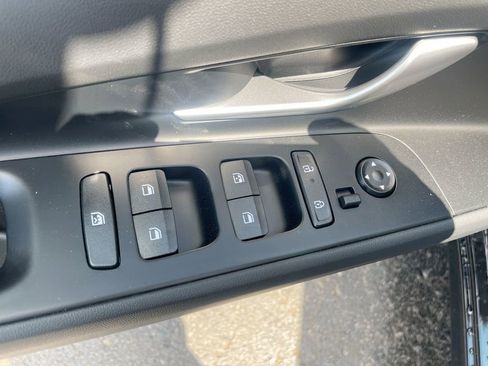 New 2025 Hyundai Elantra Limited image 38