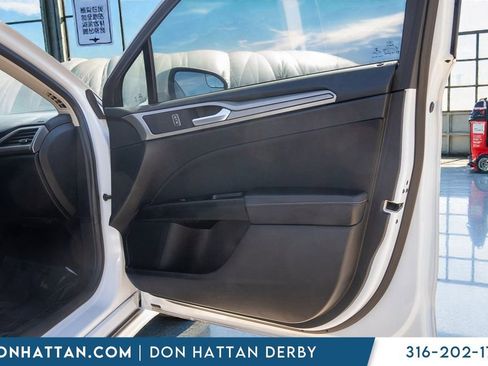 Used 2017 Ford Fusion SE image 25
