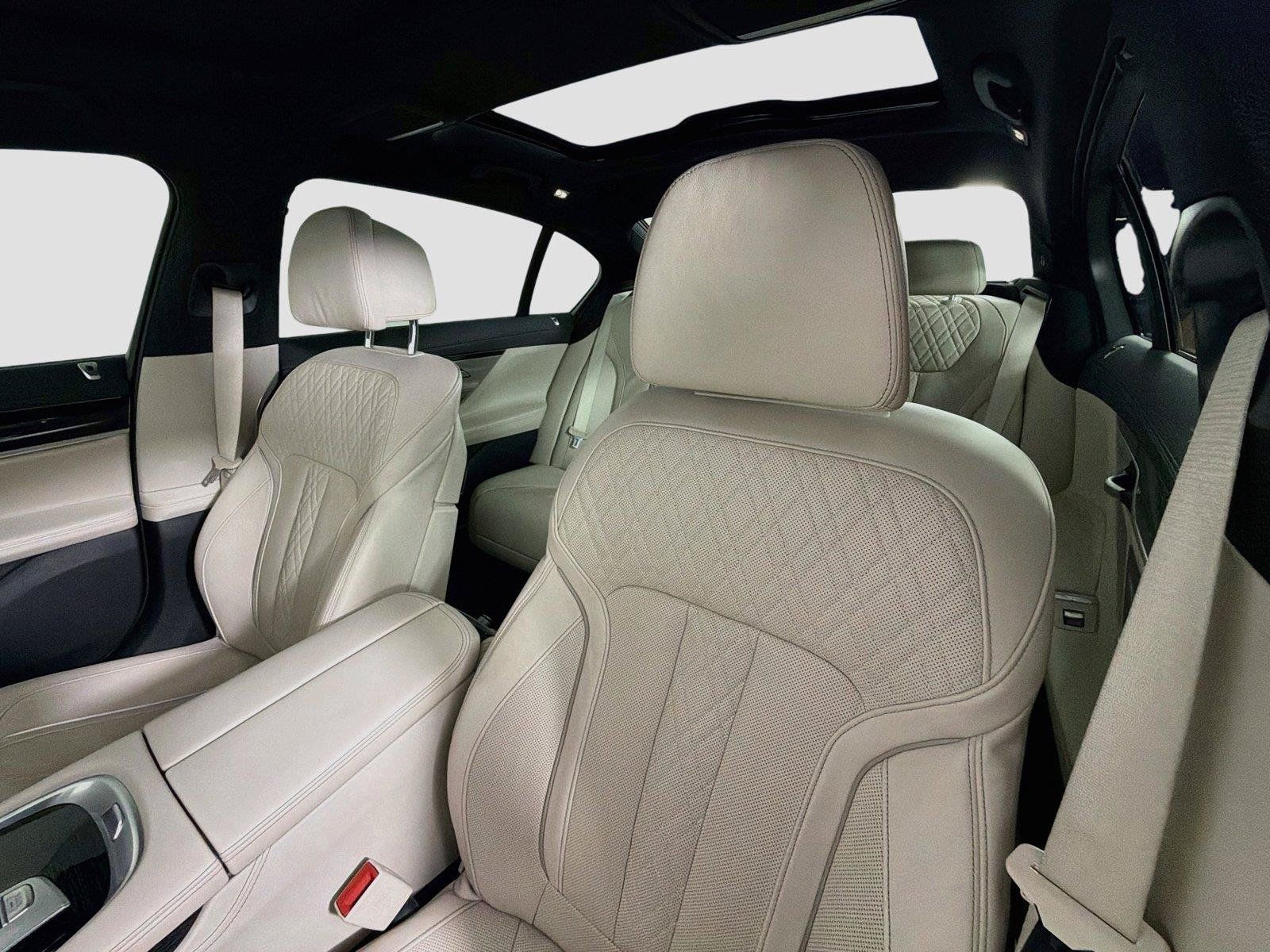 Used 2019 BMW 750i w/ M Sport Package RWD image 20