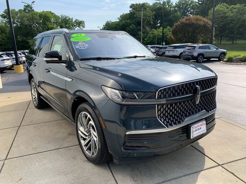 Certified 2025 Lincoln Navigator Reserve AWD/4WD image 9