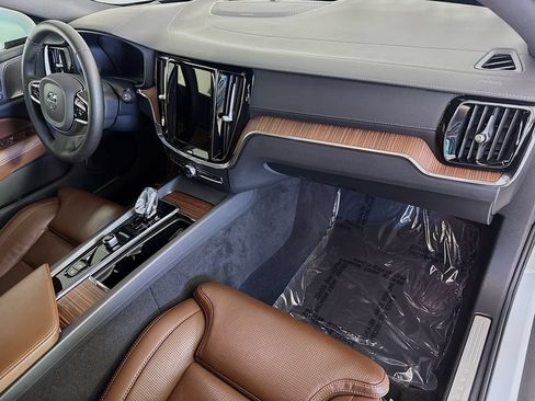 Certified 2024 Volvo V60 B5 Cross Country Ultimate w/ Protection Package Premier AWD/4WD image 31