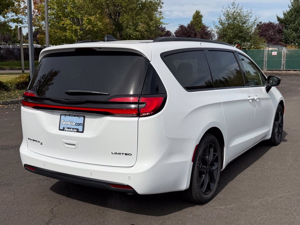 Used 2025 Chrysler Pacifica Limited FWD image 8