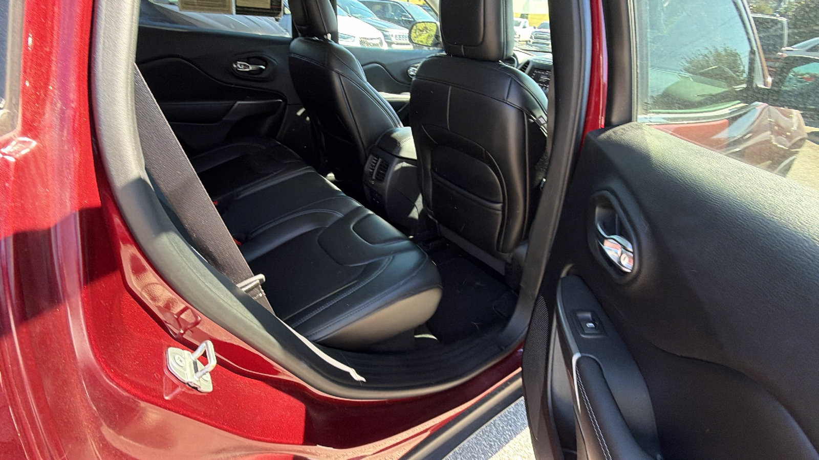 Used 2019 Jeep Cherokee Latitude Plus AWD/4WD image 21