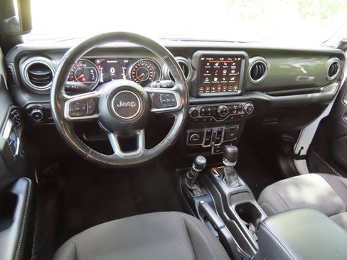 Used 2023 Jeep Wrangler Unlimited Sahara w/ Cold Weather Group AWD/4WD image 4