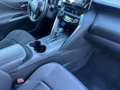 Used 2022 Toyota Venza LE image 19