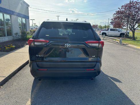 Used 2021 Toyota RAV4 LE image 6
