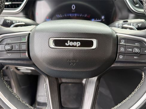 Used 2023 Jeep Grand Cherokee Laredo w/ Luxury Tech Group I AWD/4WD image 16