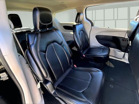 Used 2024 Chrysler Pacifica Touring-L image 25