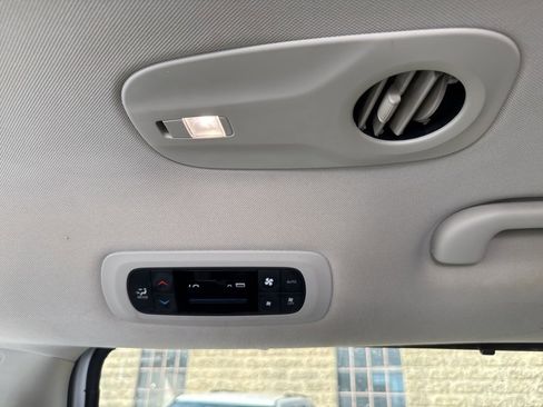 Used 2021 Chrysler Pacifica Touring-L image 18