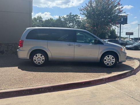 Used 2018 Dodge Grand Caravan SE w/ UConnect Hands-Free Group FWD image 7