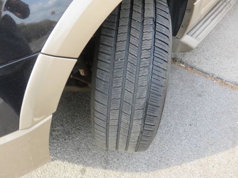 Used 2014 Ford Expedition EL XLT w/ Equipment Group 202A AWD/4WD image 32
