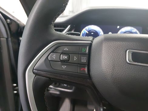 Used 2023 Jeep Grand Cherokee Altitude AWD/4WD image 16