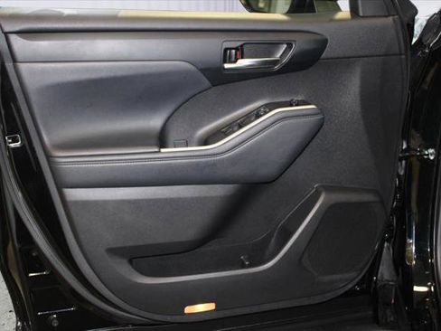 Certified 2021 Toyota Highlander XLE image 44