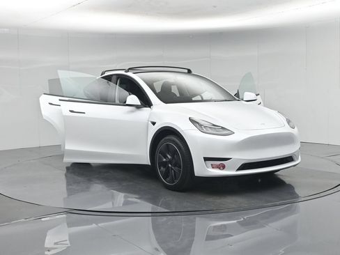 Used 2023 Tesla Model Y Long Range AWD/4WD image 29