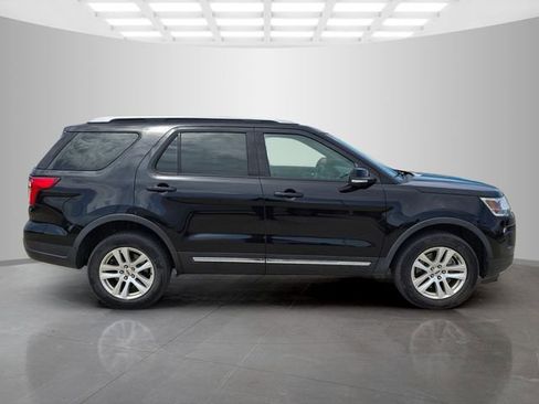 Used 2018 Ford Explorer XLT w/ Equipment Group 202A AWD/4WD image 9