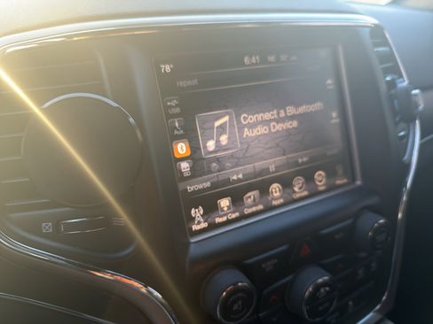 Used 2017 Jeep Grand Cherokee Limited image 3