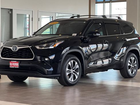 Used 2021 Toyota Highlander XLE AWD/4WD image 8