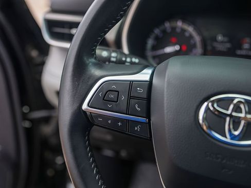 Used 2020 Toyota Highlander XLE AWD/4WD image 14