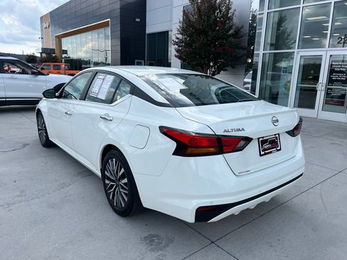 Used 2025 Nissan Altima 2.5 SV FWD image 19