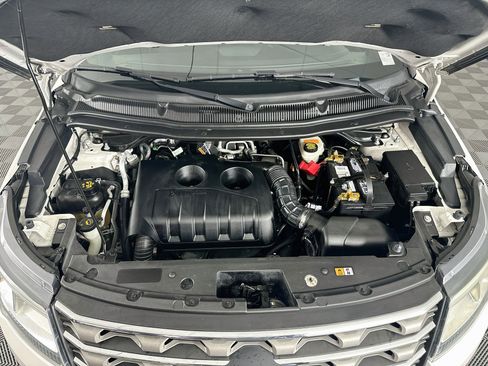 Used 2016 Ford Explorer XLT w/ Equipment Group 201A AWD/4WD image 34